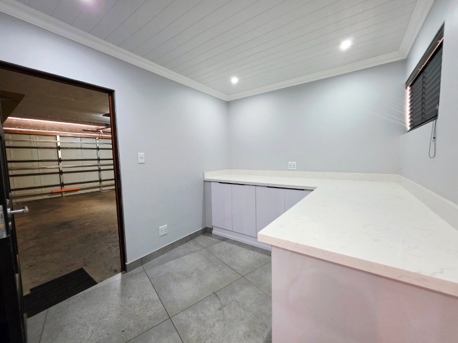 5 Bedroom Property for Sale in Langenhovenpark Free State